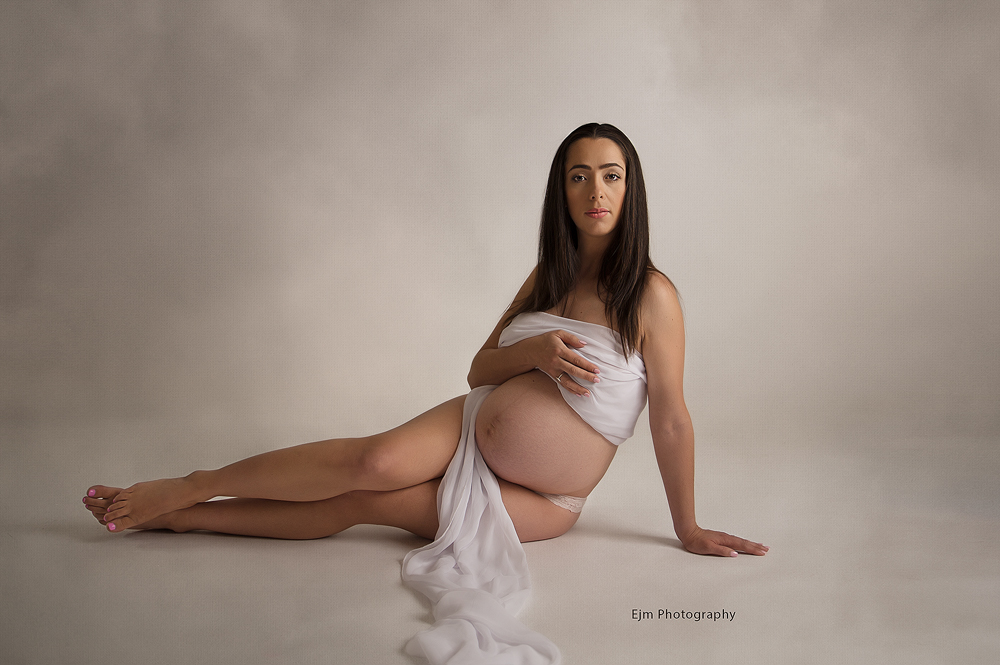 sitting down maternity photo