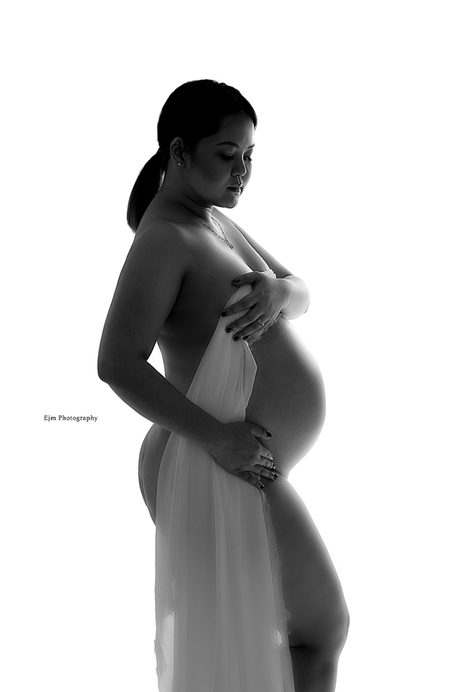 Naked maternity image in black and white 