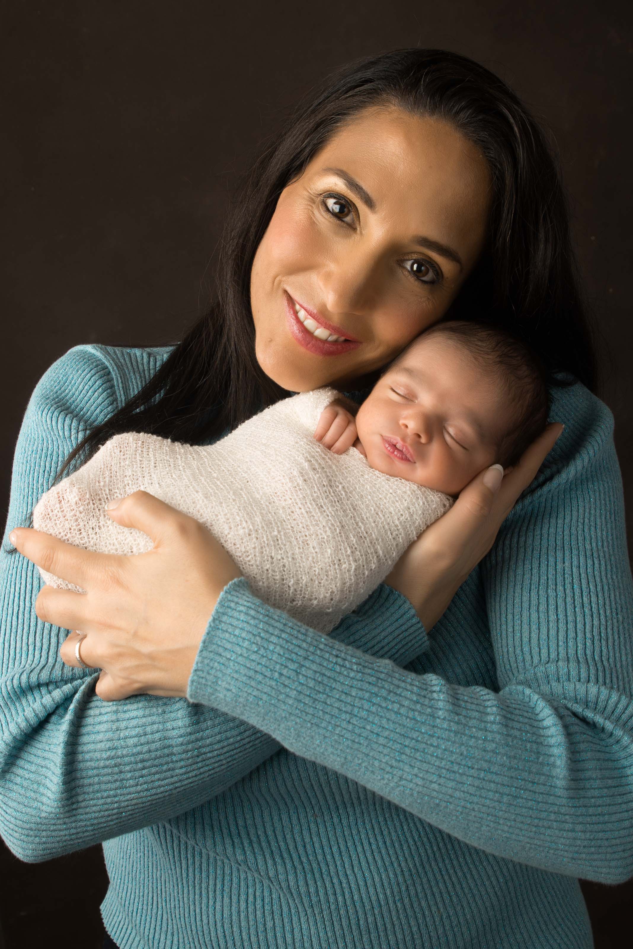 Mum and newborn photo.