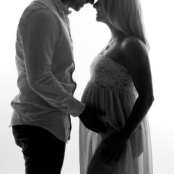 maternity photo of husband and wife