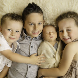 4 siblings posing for newborn photo shoot